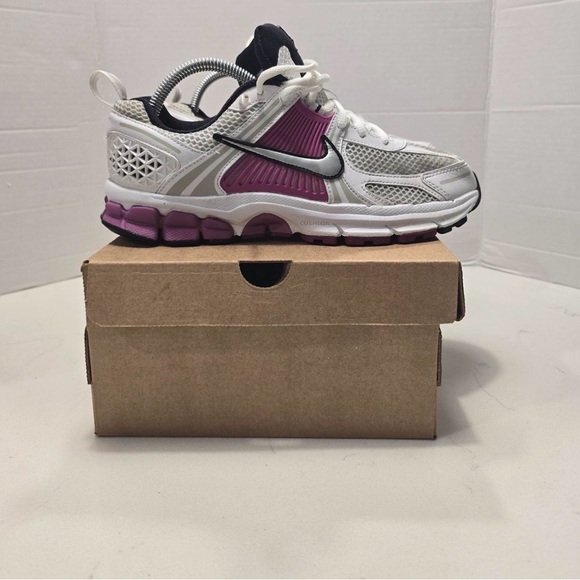 Nike Other - Nike Zoom Vomero‎ 5 Hot Fuchsia size 7Y